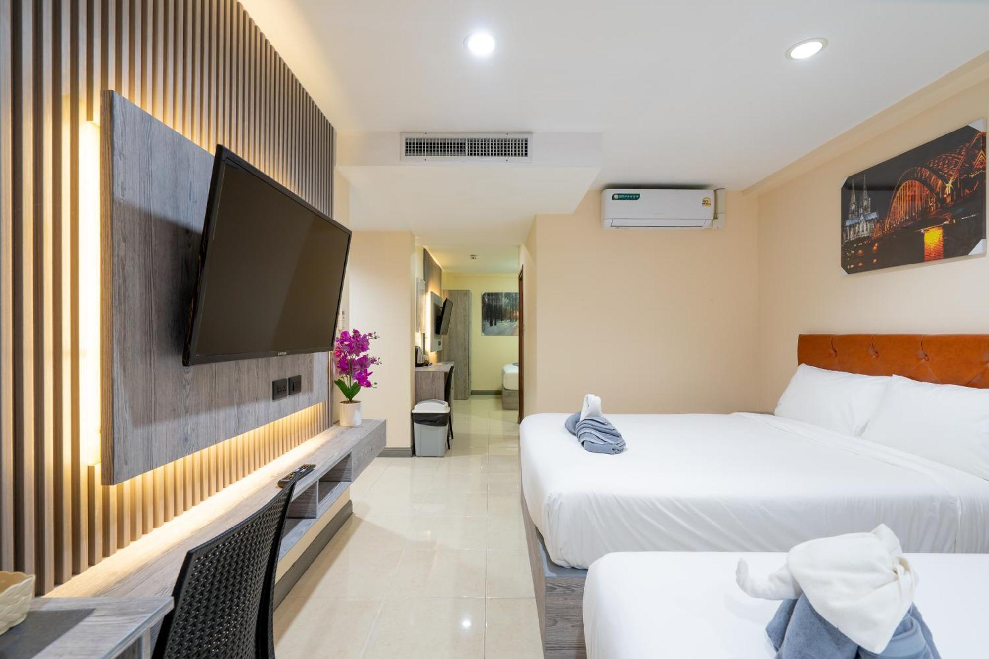Square One Hotel Patong Exterior photo