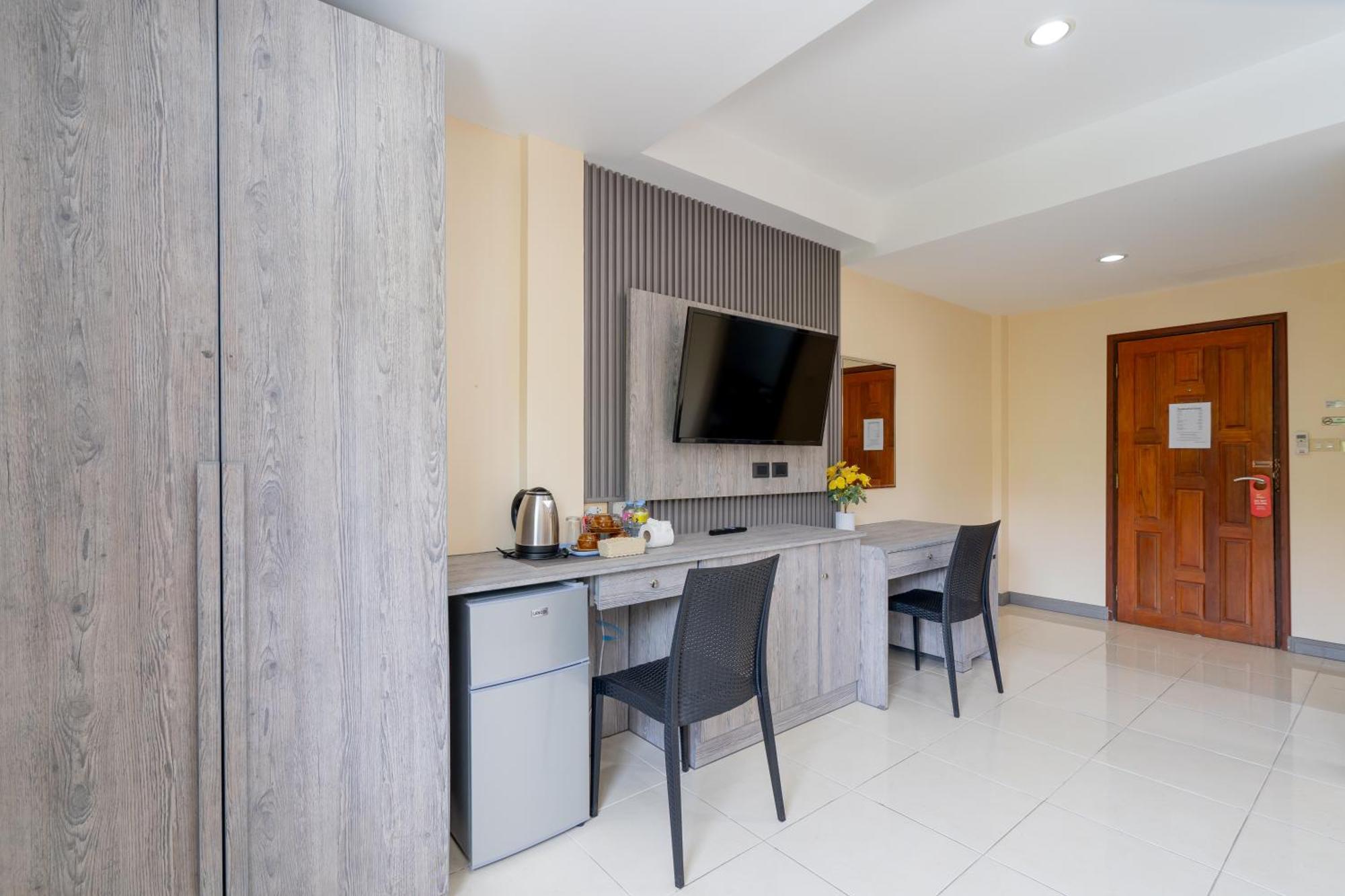 Square One Hotel Patong Exterior photo