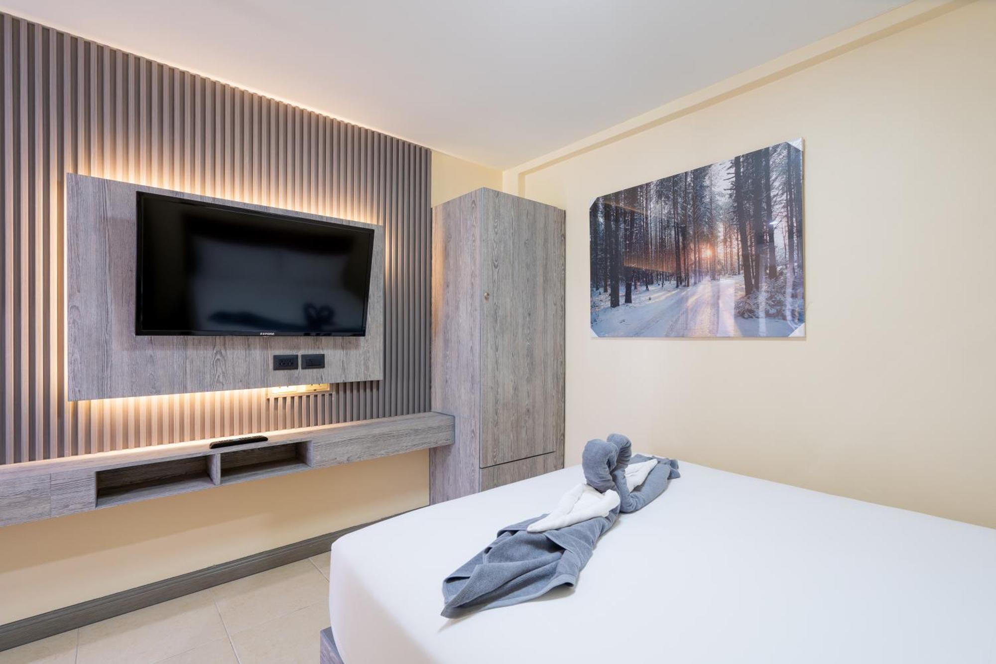Square One Hotel Patong Exterior photo