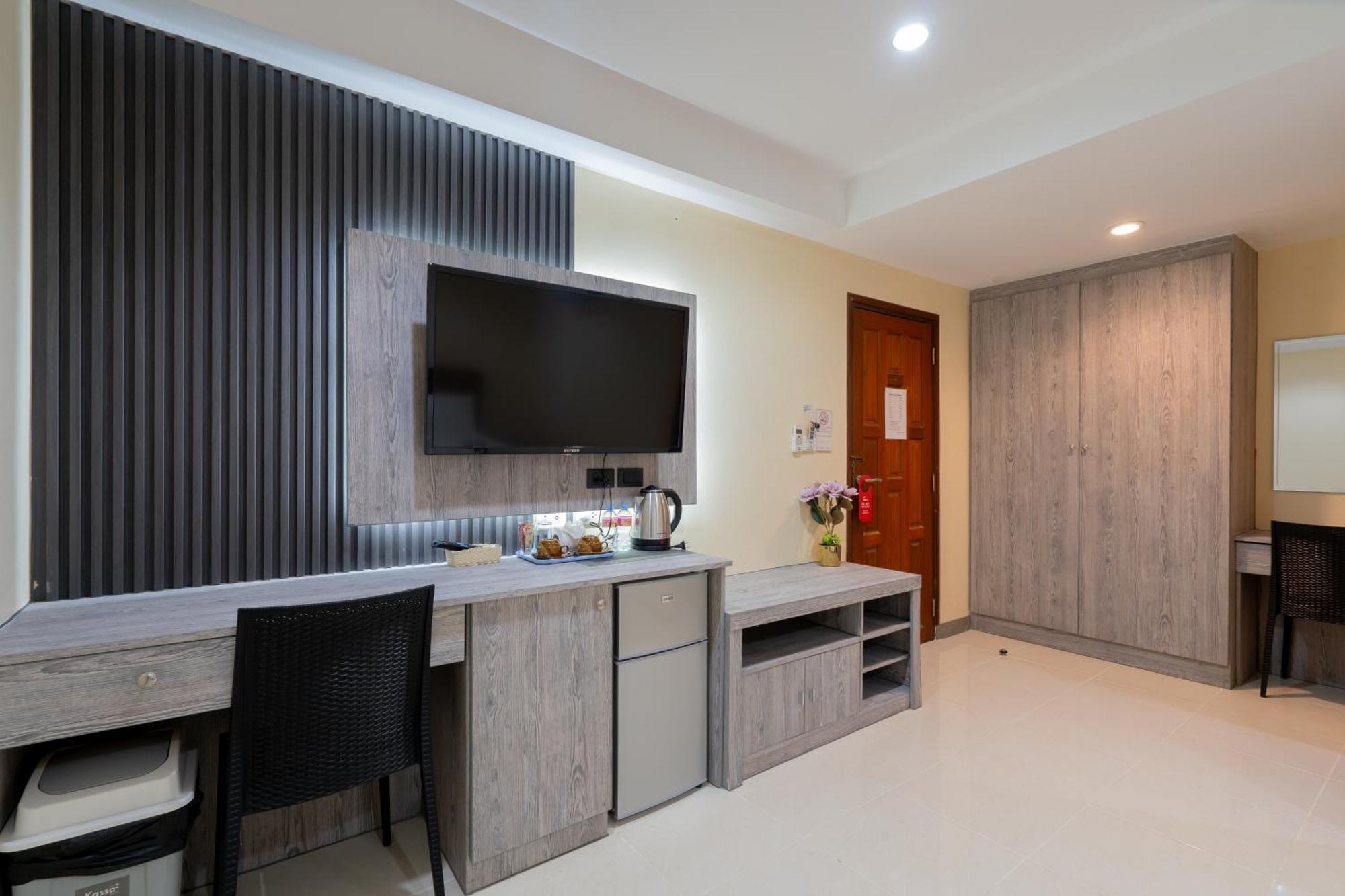 Square One Hotel Patong Exterior photo