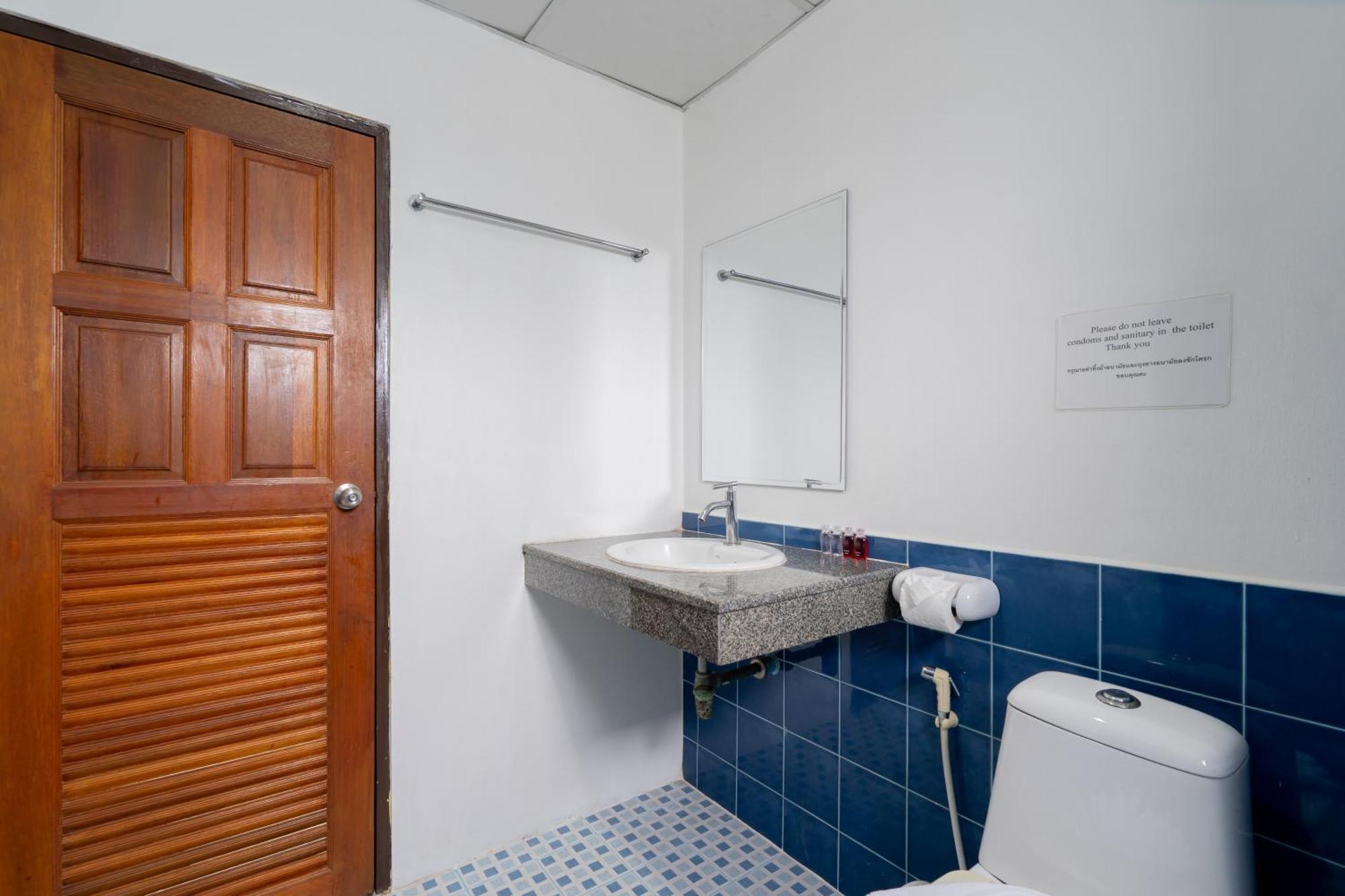 Square One Hotel Patong Room photo