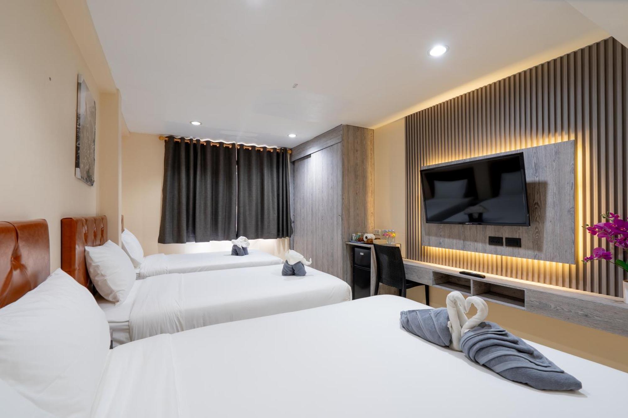 Square One Hotel Patong Exterior photo