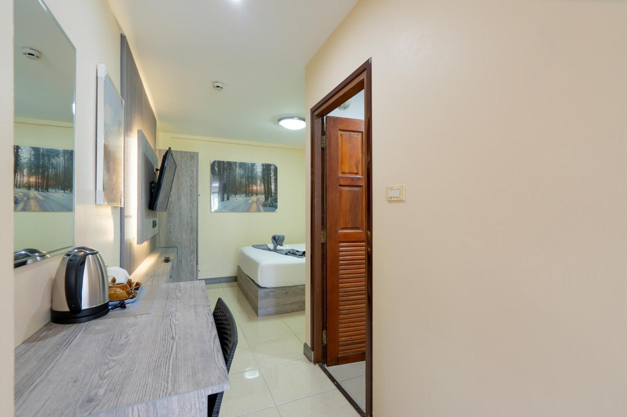 Square One Hotel Patong Exterior photo