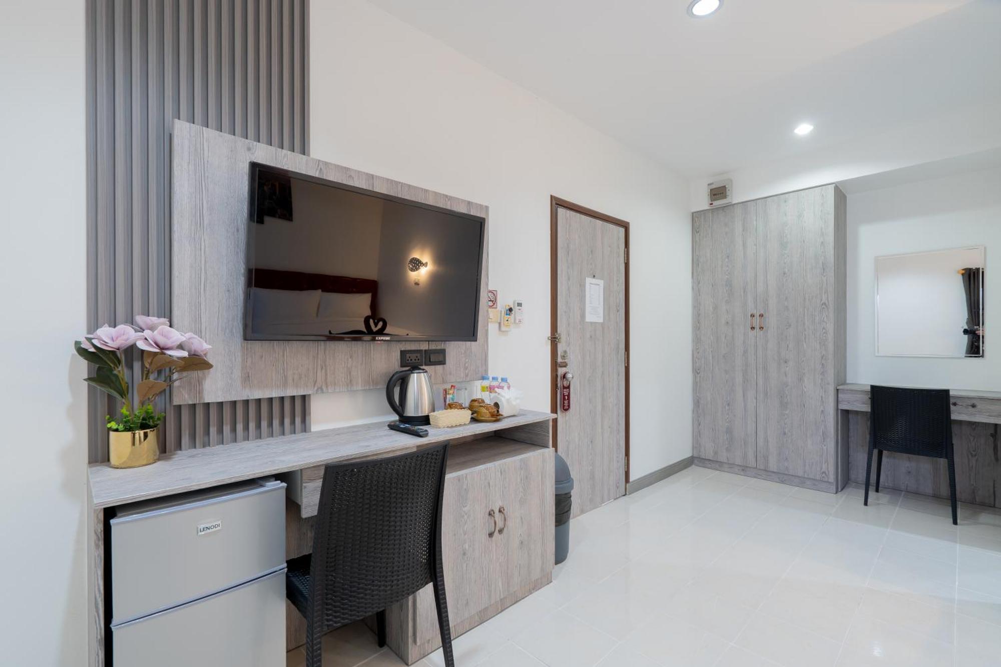 Square One Hotel Patong Exterior photo