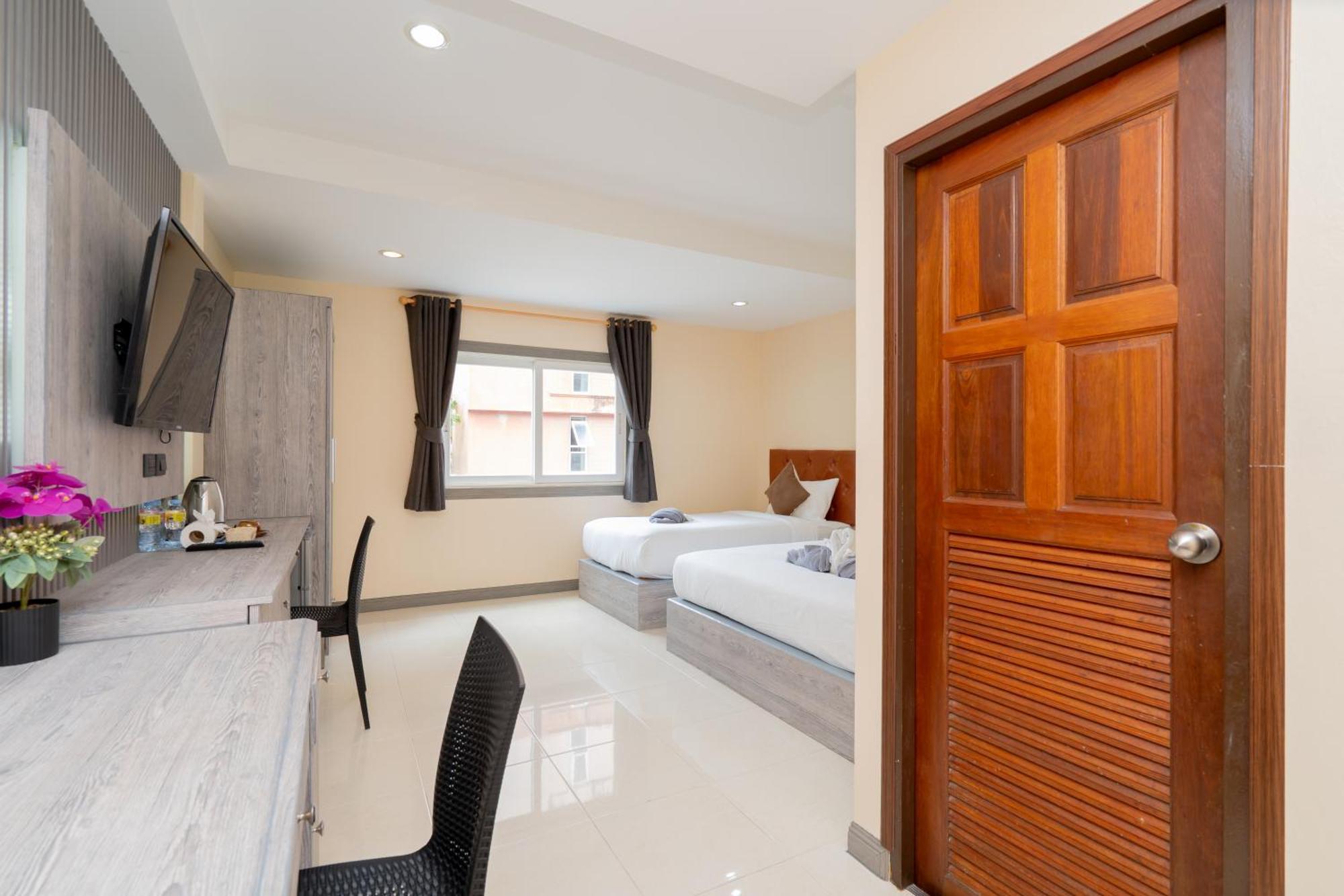 Square One Hotel Patong Exterior photo