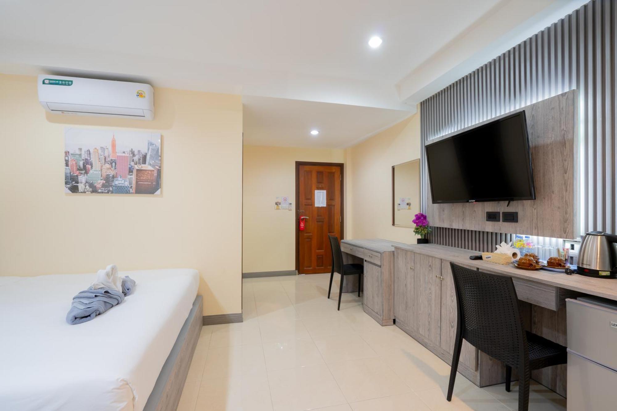 Square One Hotel Patong Exterior photo