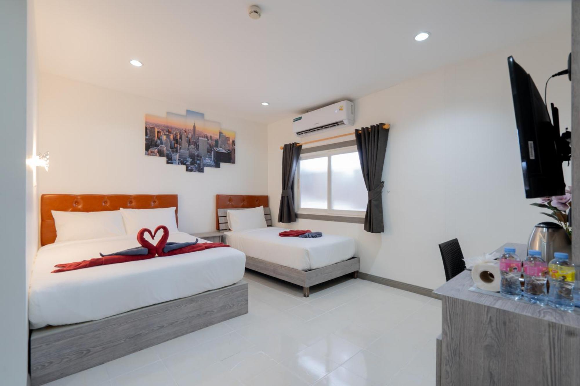 Square One Hotel Patong Exterior photo