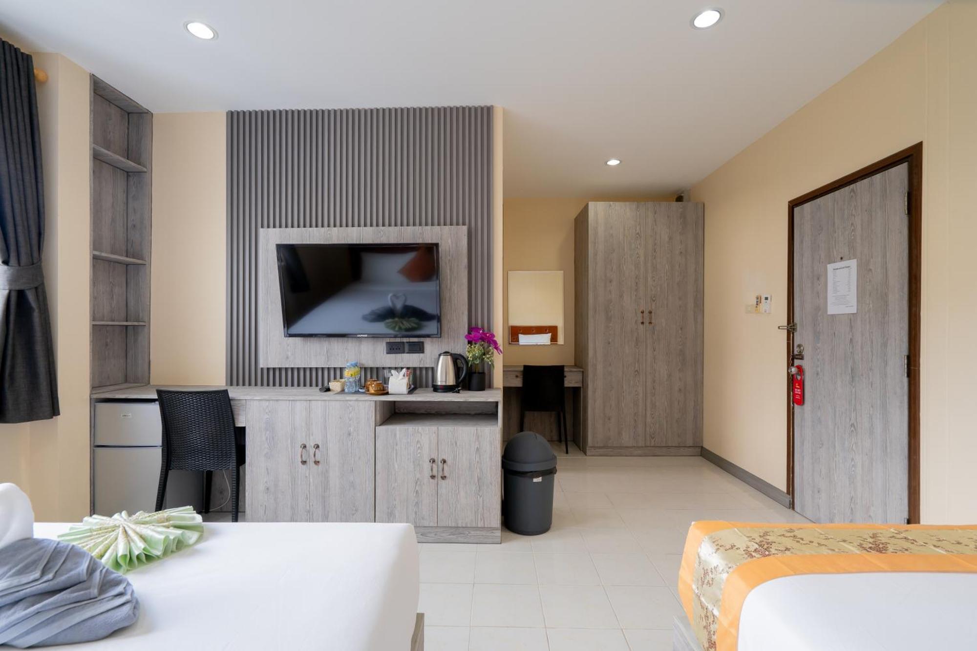 Square One Hotel Patong Exterior photo
