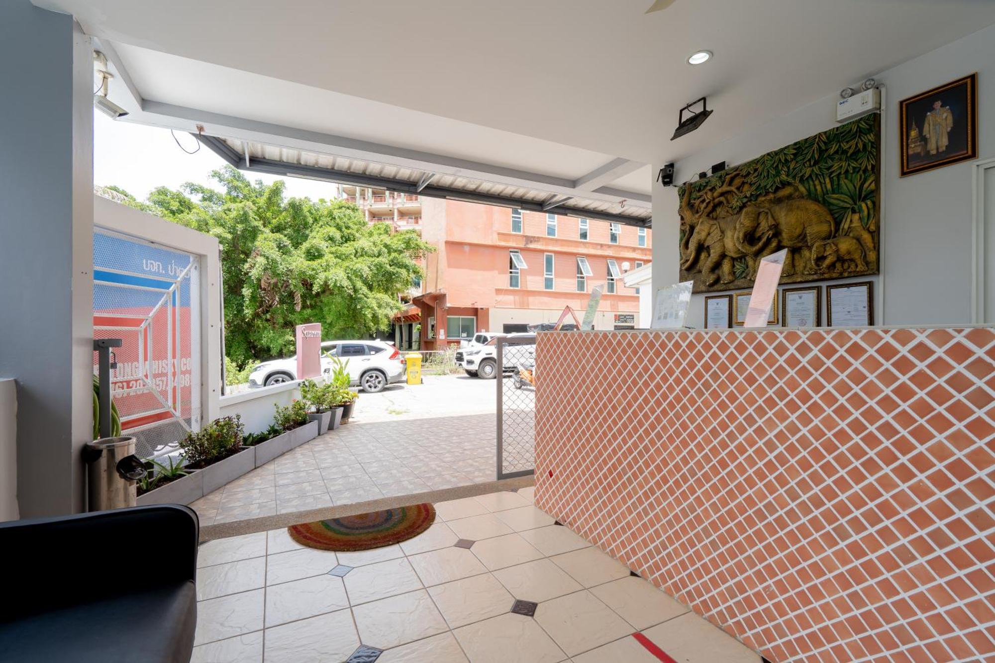 Square One Hotel Patong Exterior photo