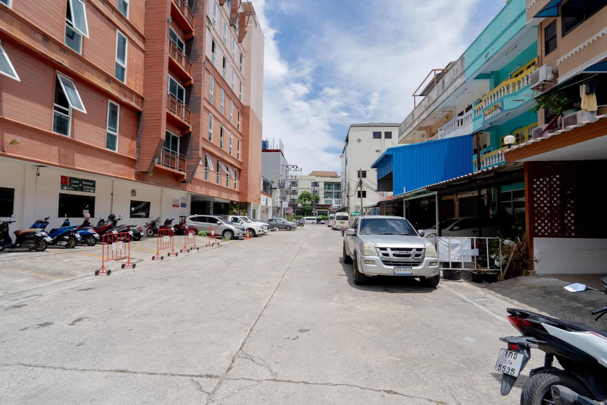 Square One Hotel Patong Exterior photo