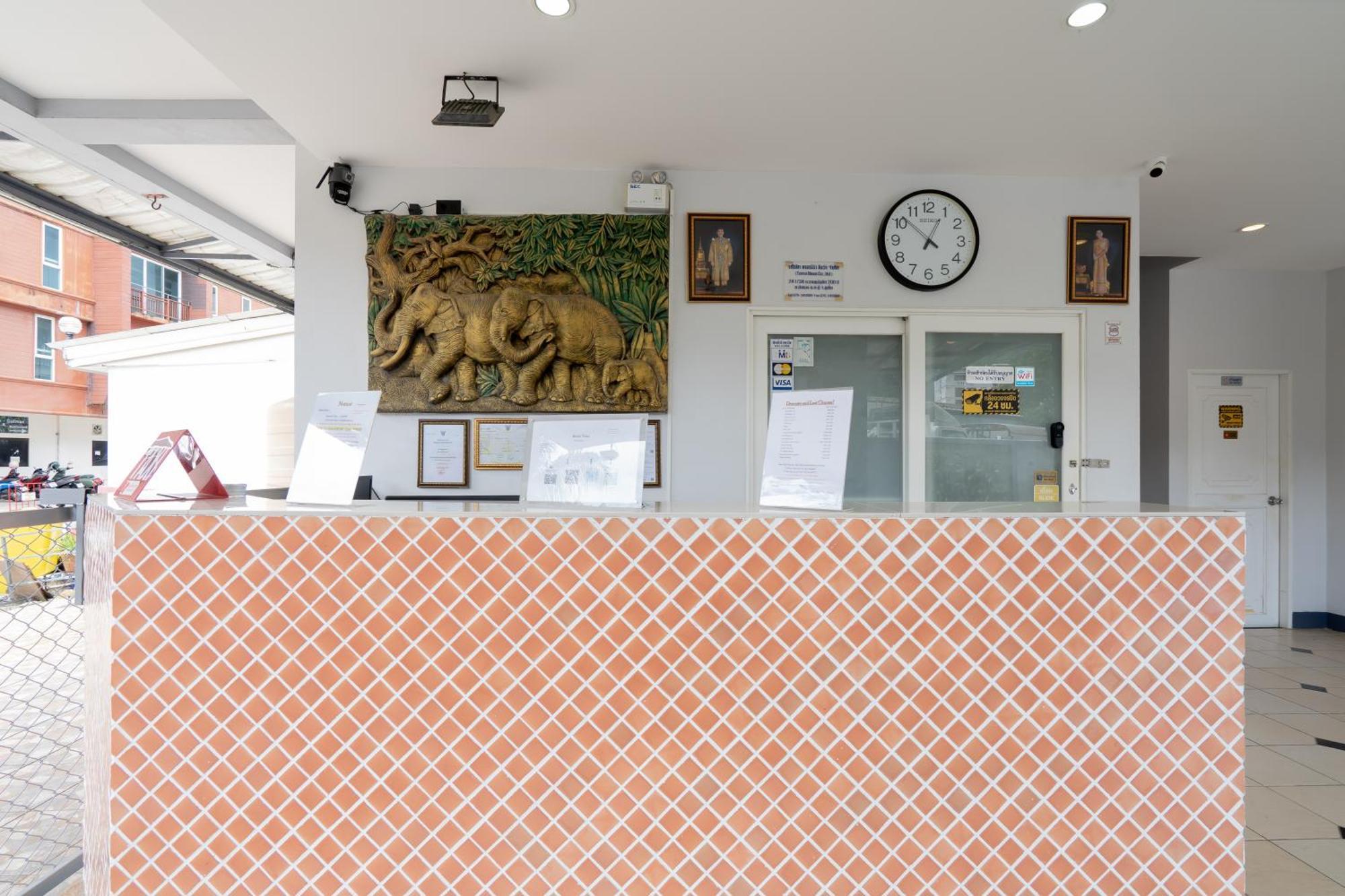 Square One Hotel Patong Exterior photo