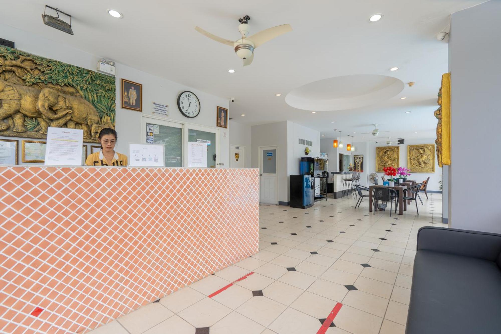 Square One Hotel Patong Exterior photo