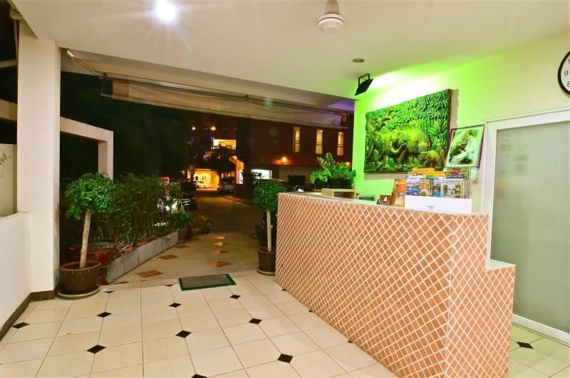 Square One Hotel Patong Exterior photo