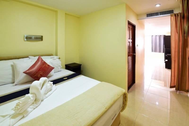 Square One Hotel Patong Exterior photo