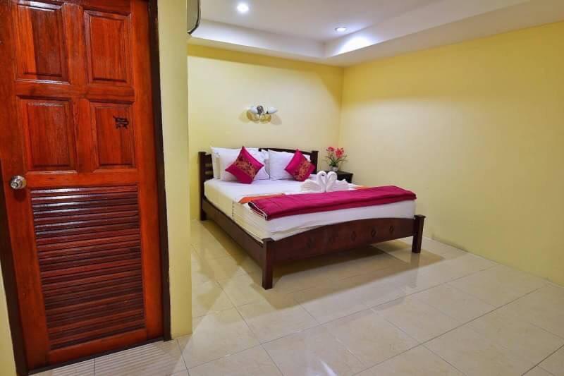 Square One Hotel Patong Exterior photo